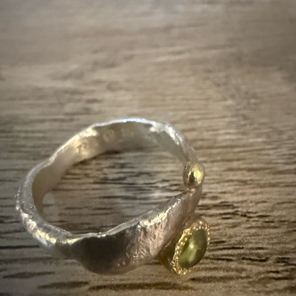 Silver and Gold Toned Ring with Green Gemstone - Picture 4 of 5